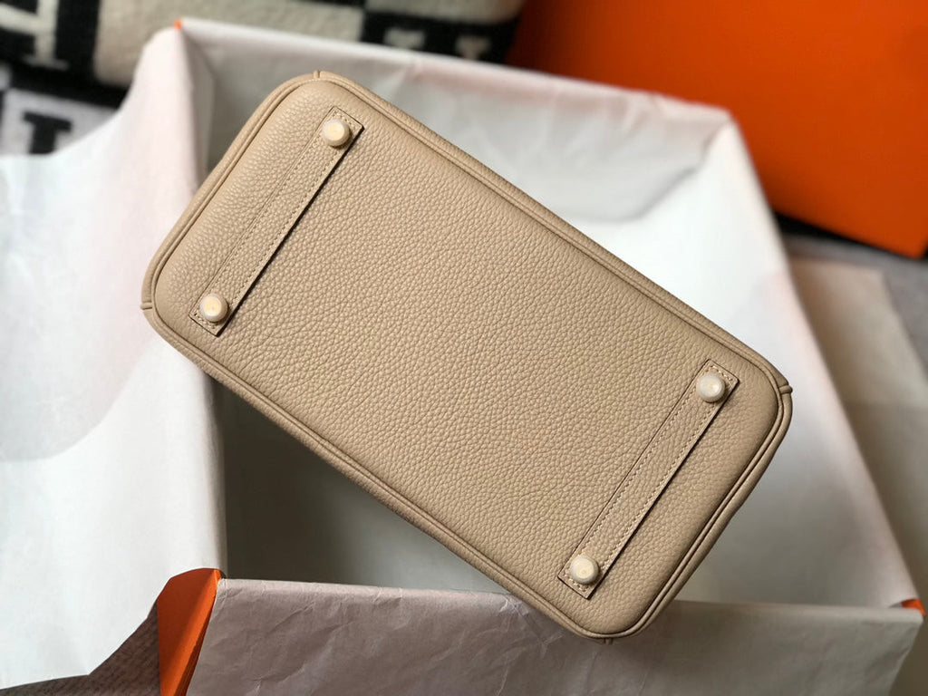Hermes Birkin în trench Togo