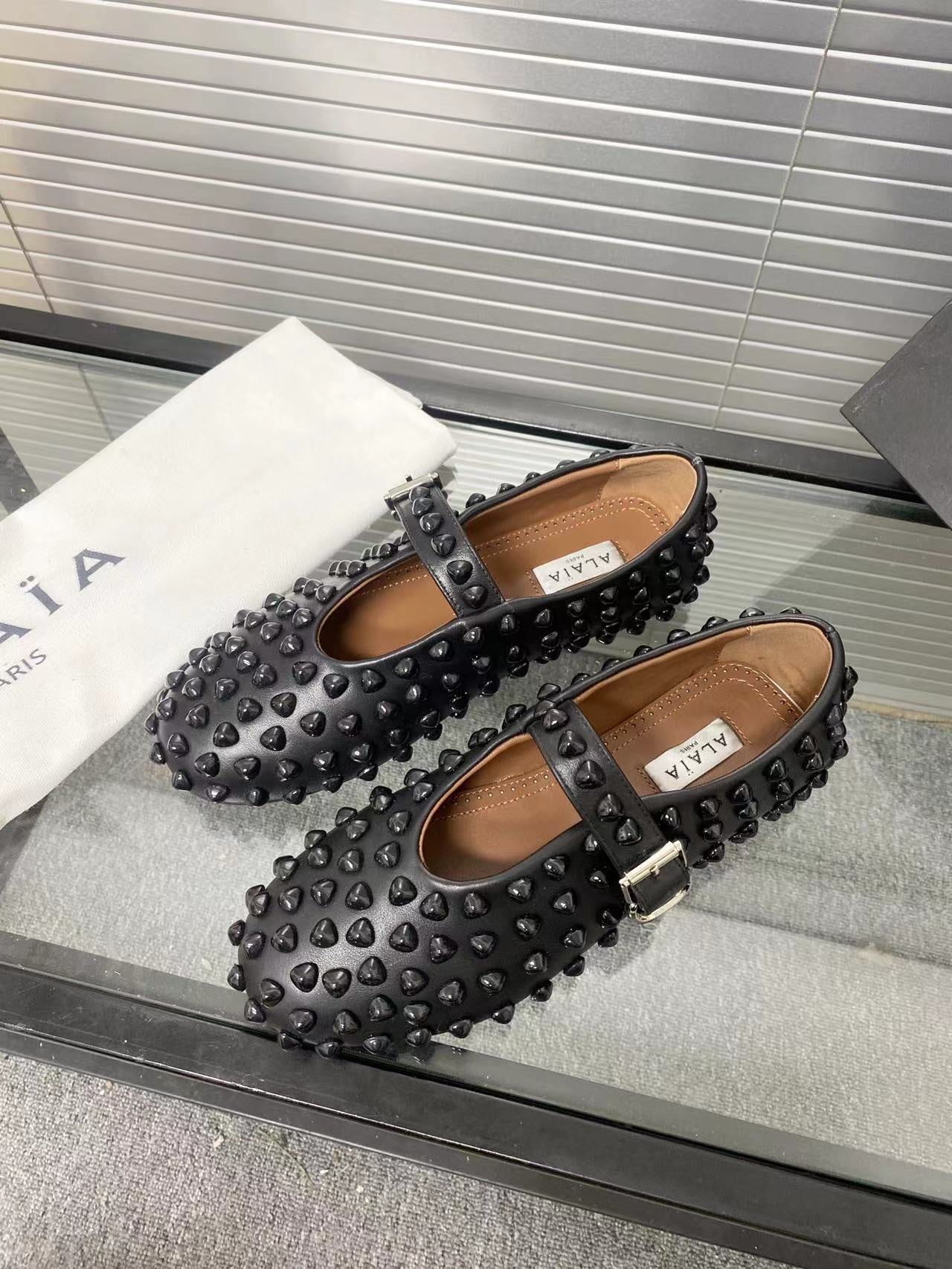 Alaia flats black