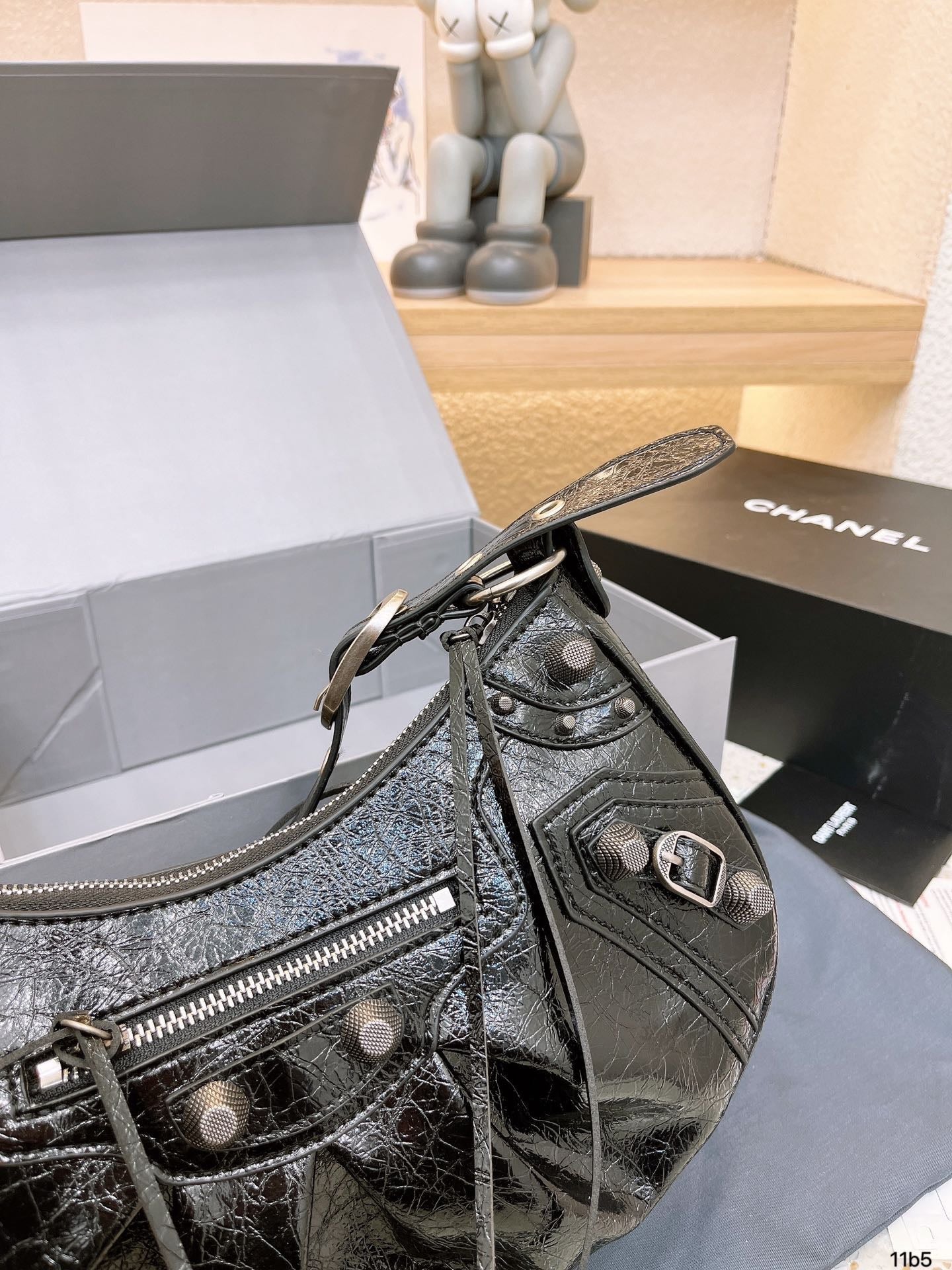 Balenciaga Le Cagole Shoulder Bag
