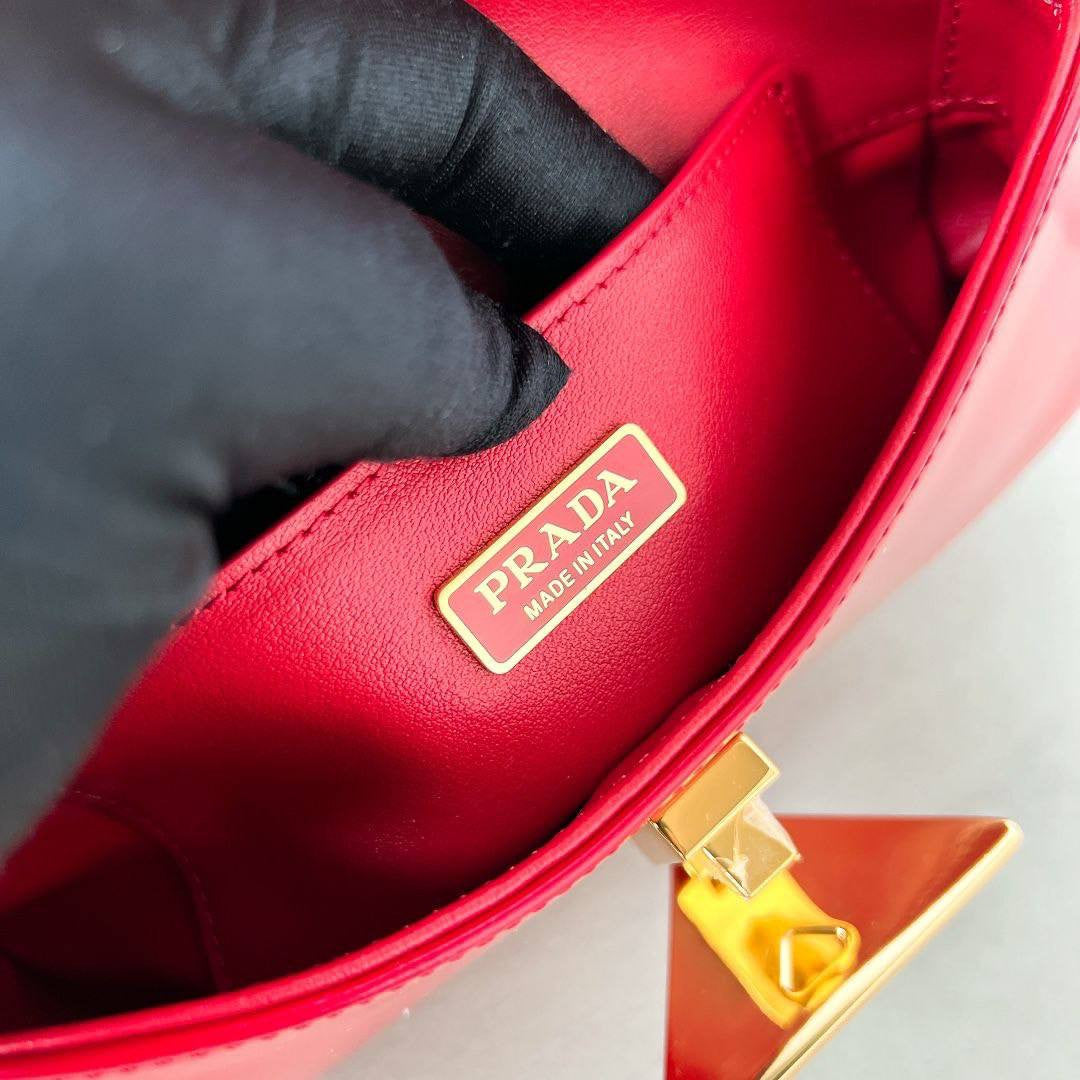 Geantă de umăr Prada din piele lăcuită