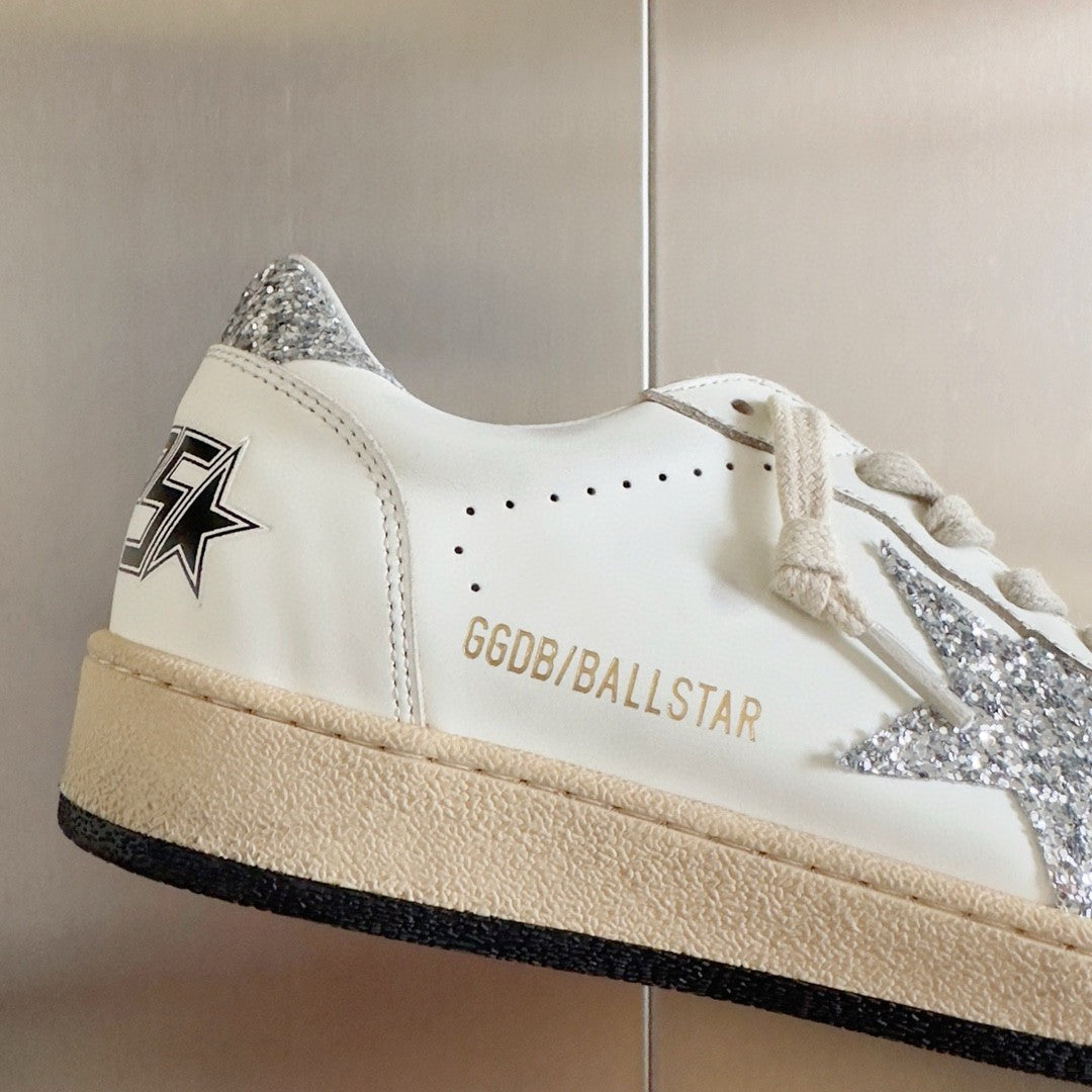 Teniși Golden Goose Ball Star pentru femei cu stea argintie și clemă la călcâi