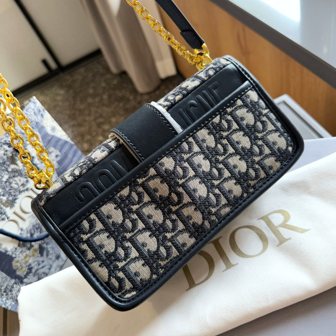 30 Montaigne Bag