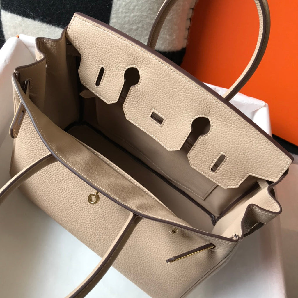 Hermes Birkin în trench Togo