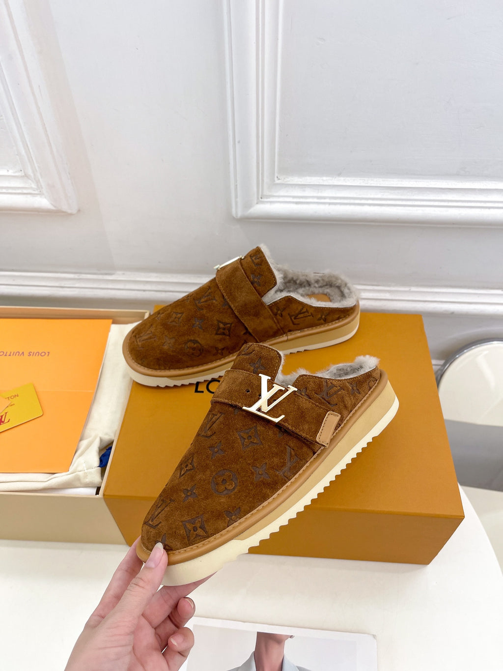 Papuci Louis Vuitton Din piele intoarsa
