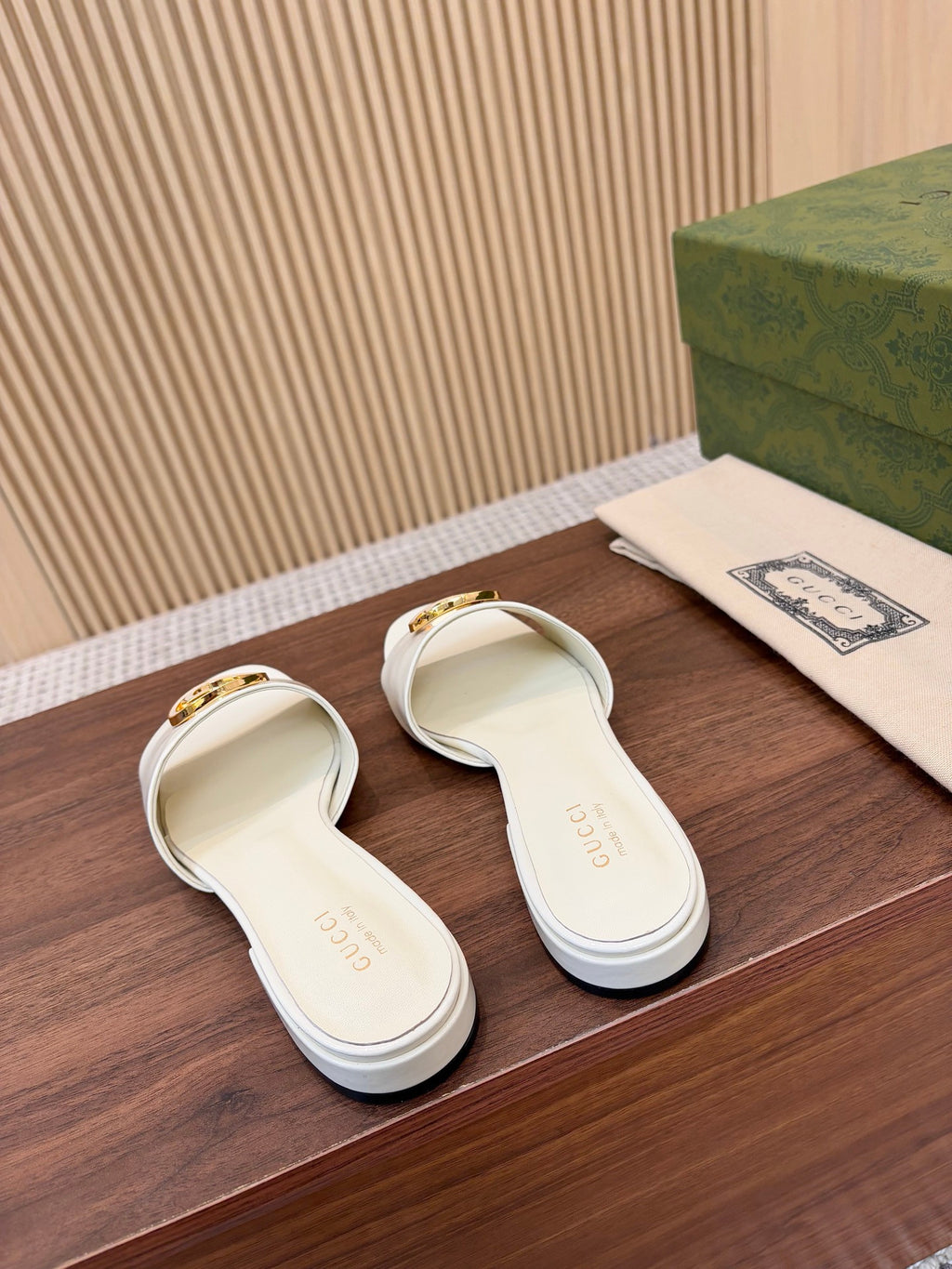 Papuci Gucci albi