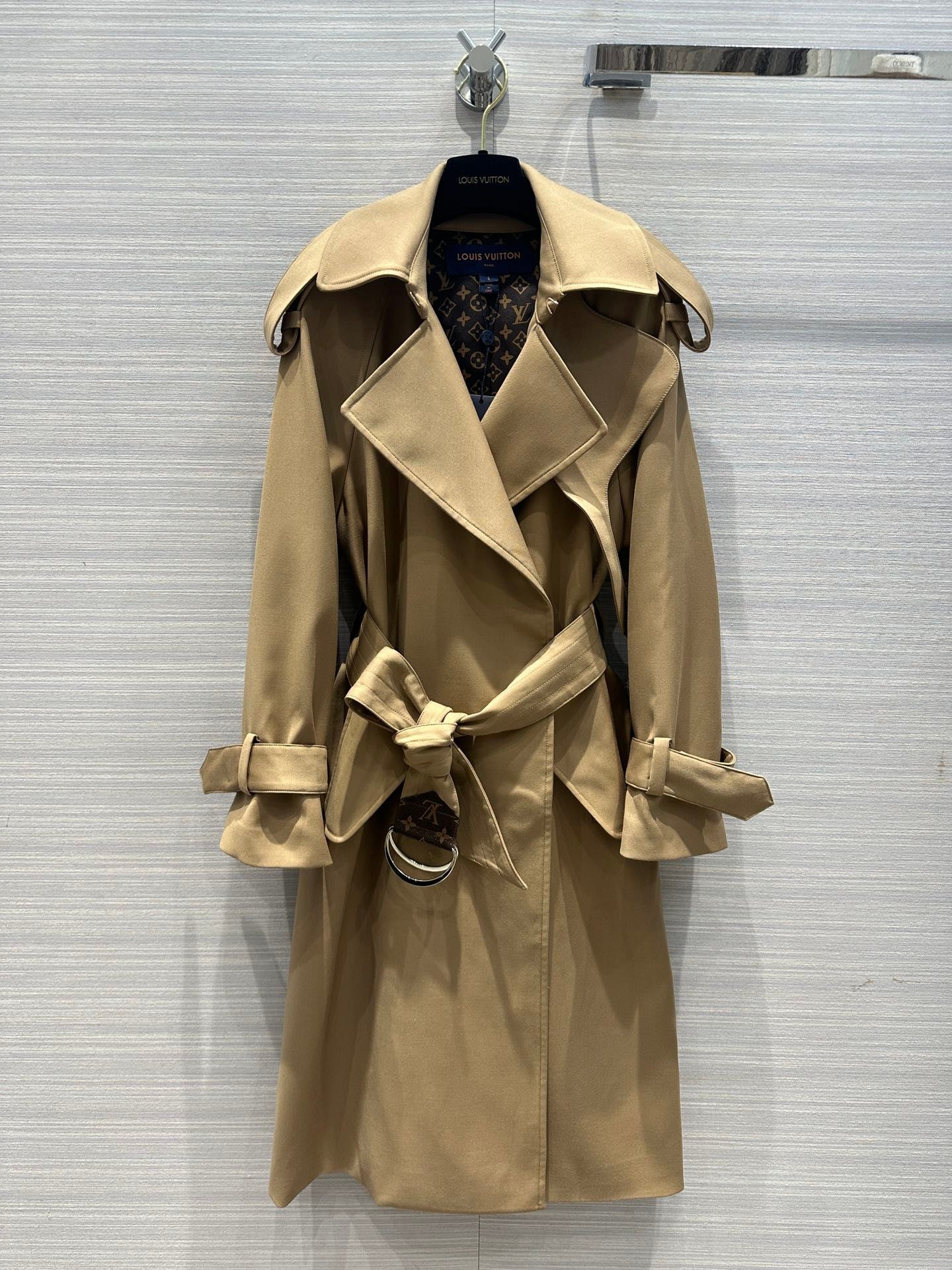Louis Vuitton
 trench