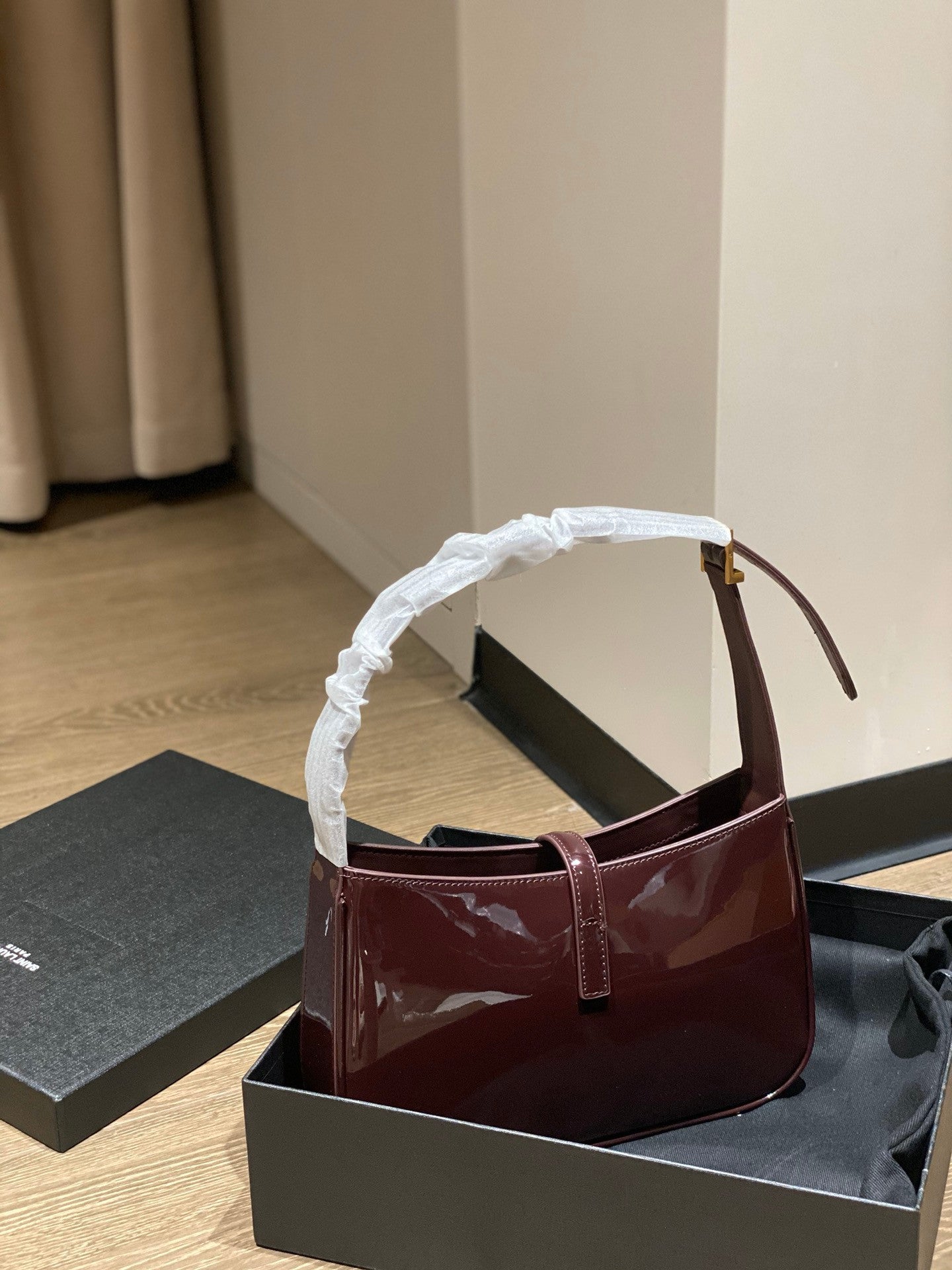 YSL Le 5 À 7 In Patent Leather