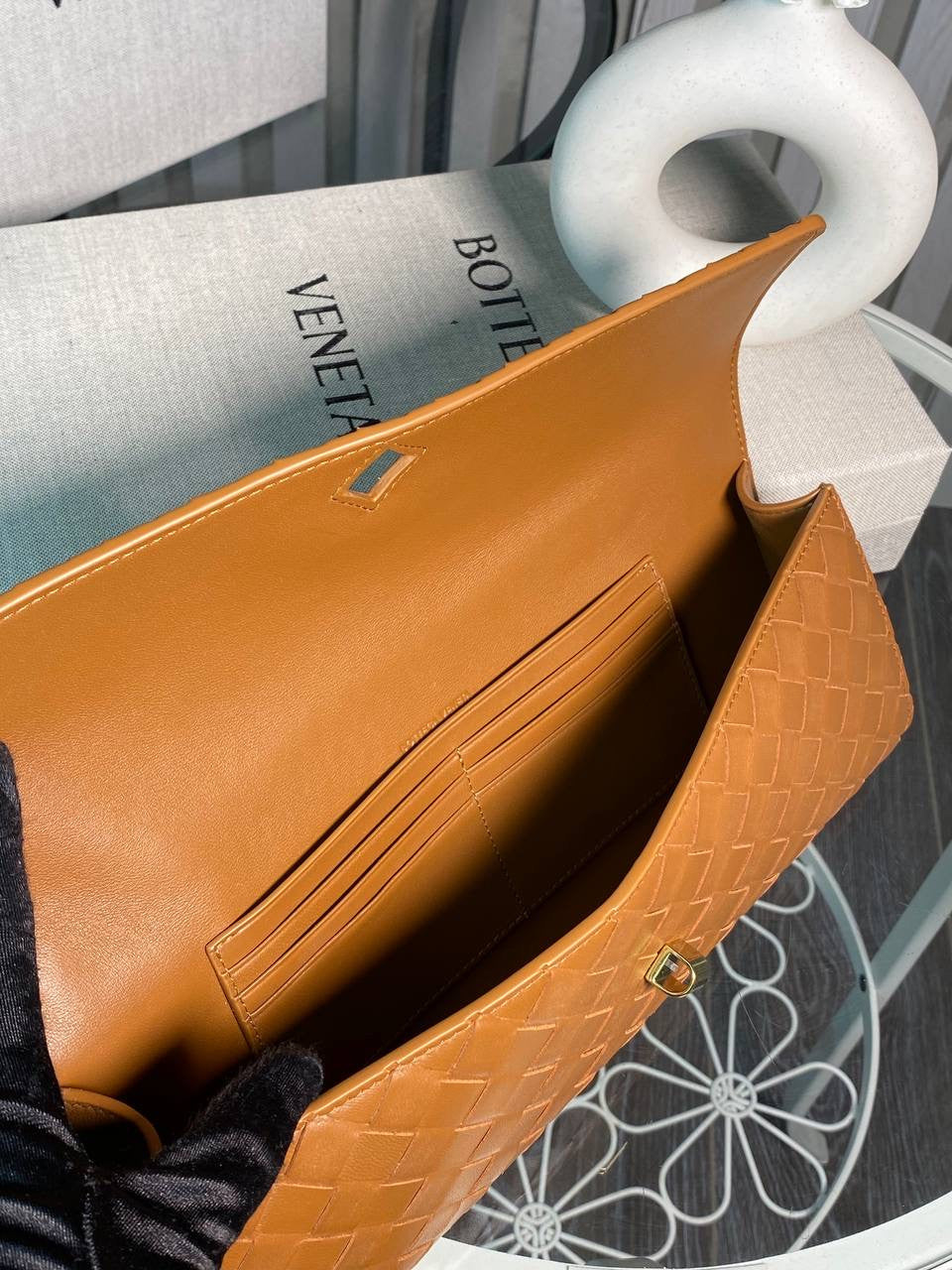 Clutch Bottega V