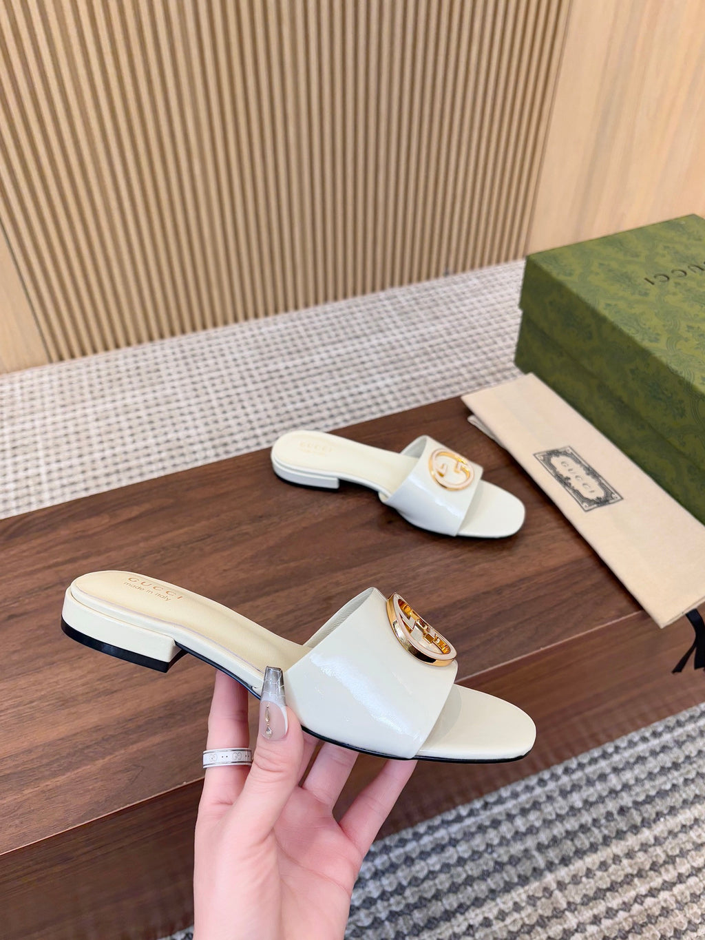 Papuci Gucci albi