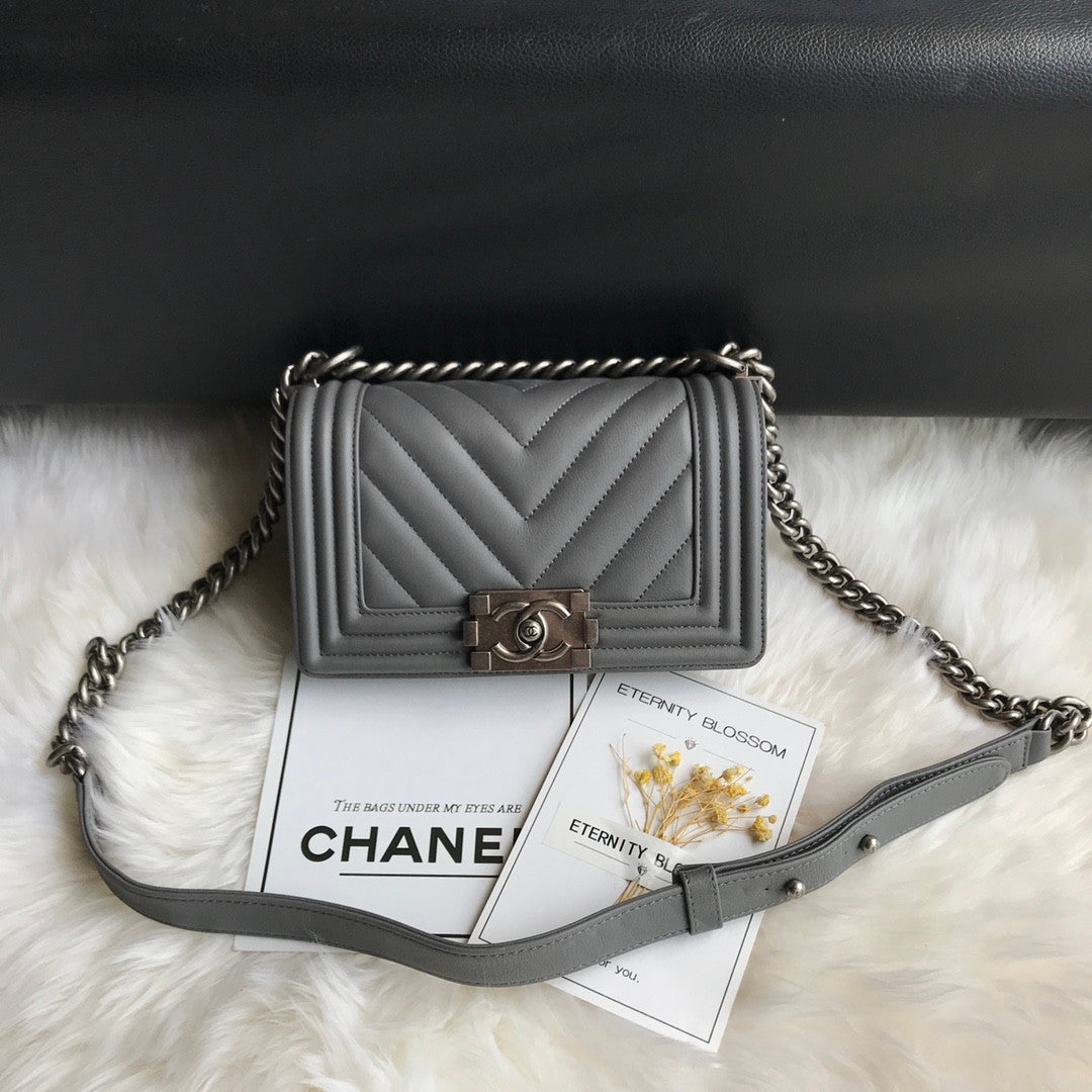 Chanel Le Boy Bag In Grey