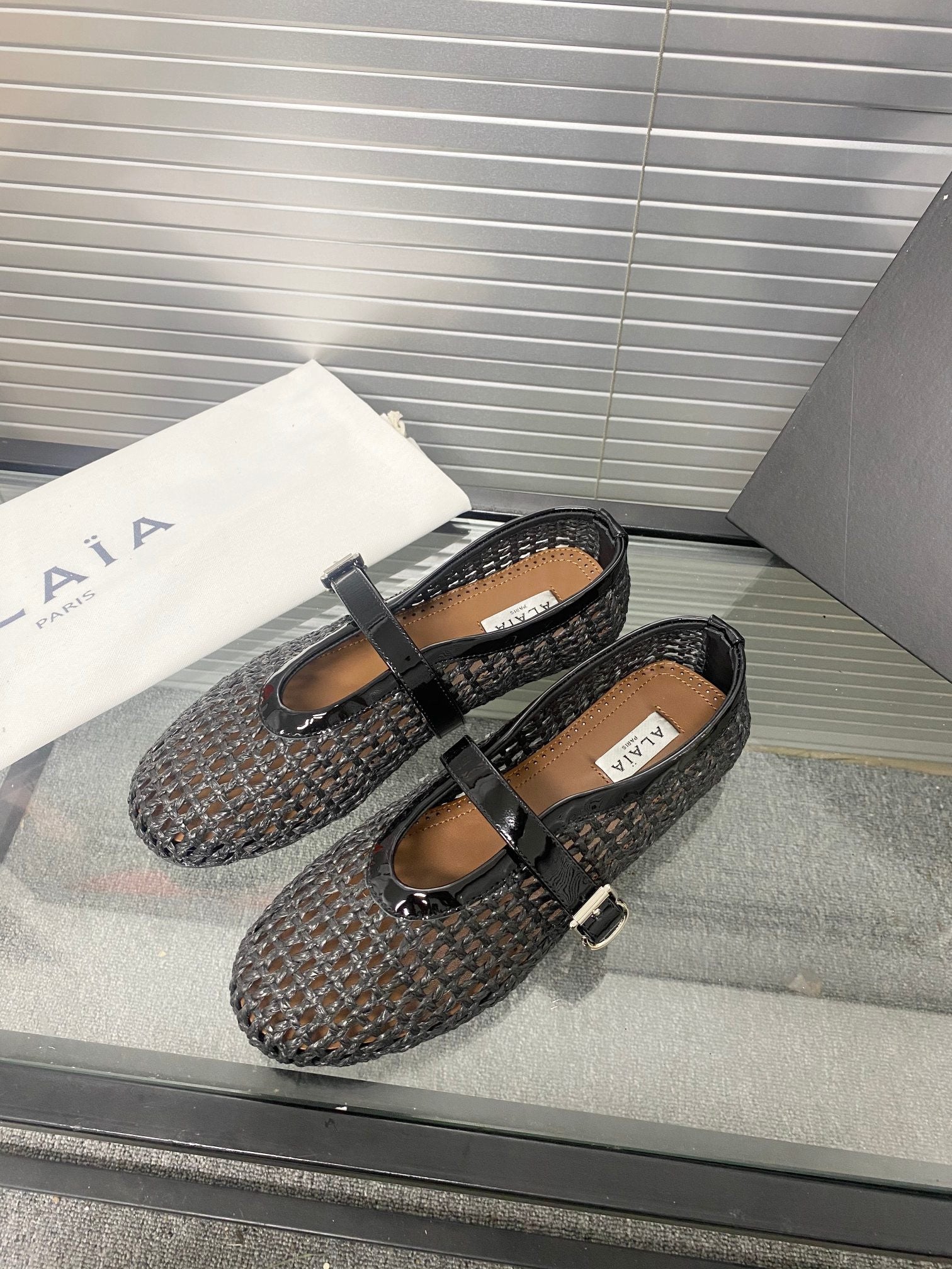 Alaia leather flats black
