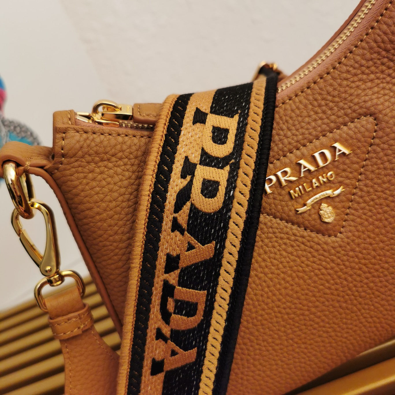 Logo leather shoulder bag