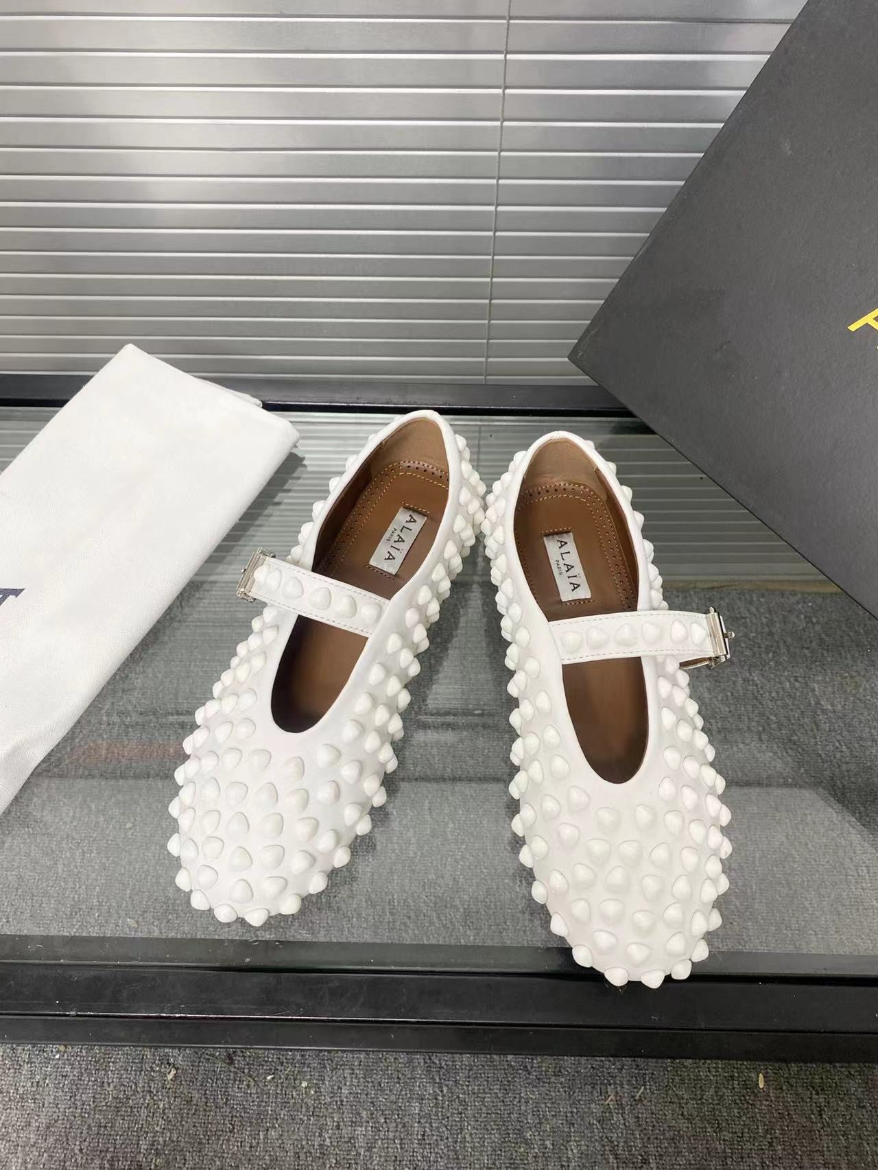Alaia ballet flats white