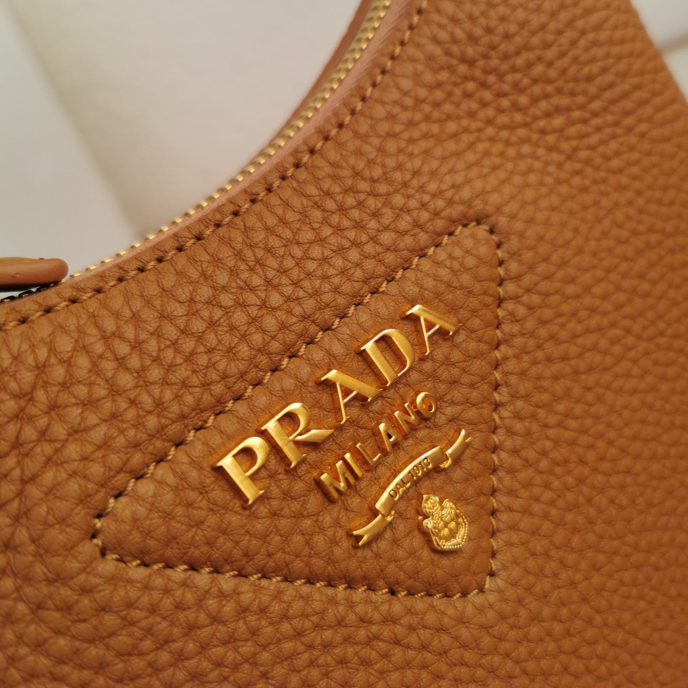 Logo leather shoulder bag