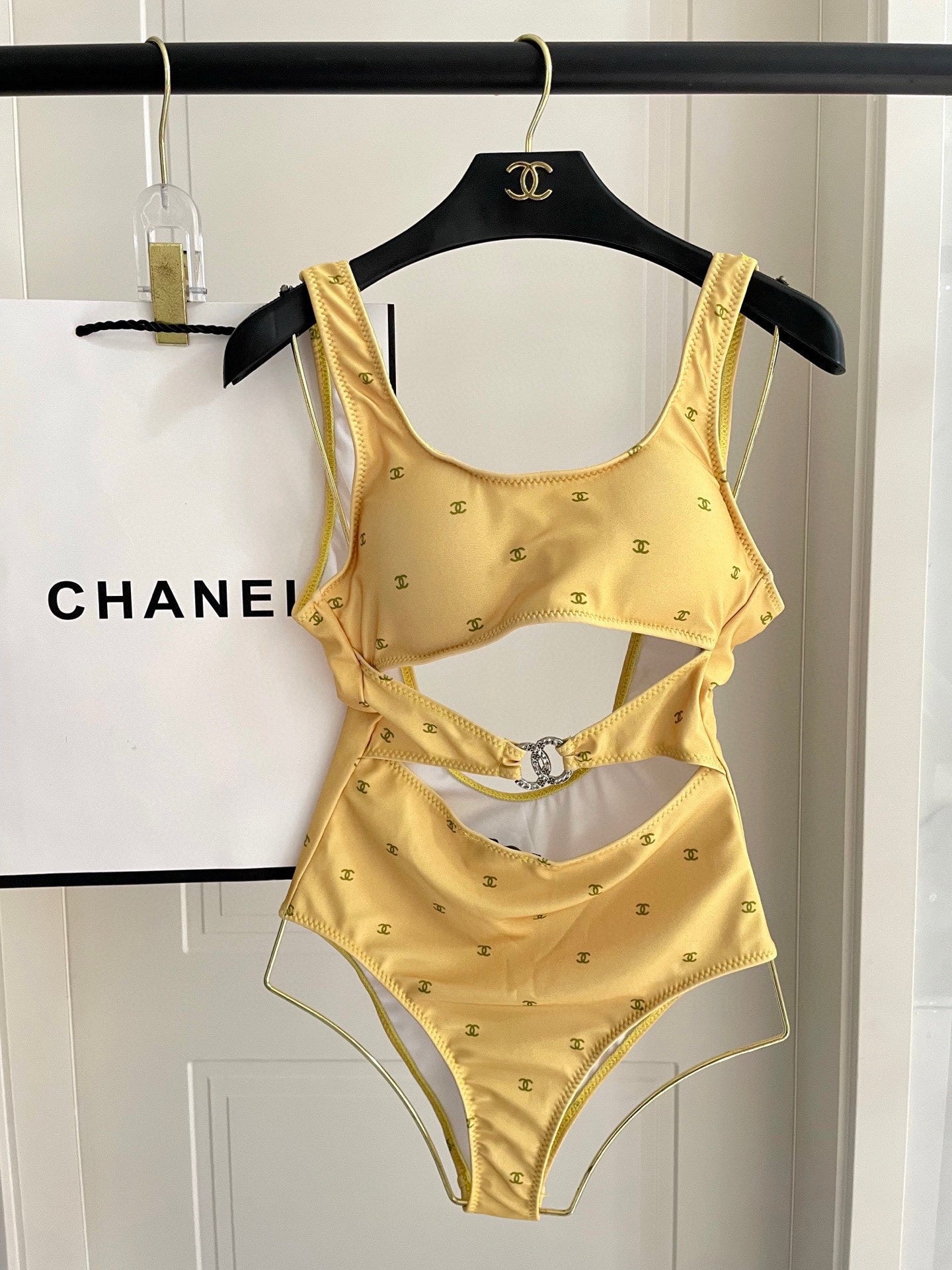 Costum de baie Chanel galben