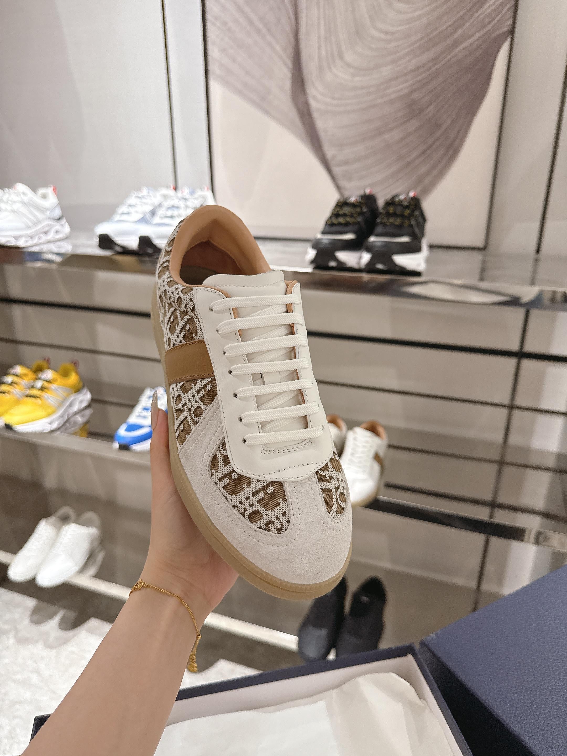 D trainers in brown