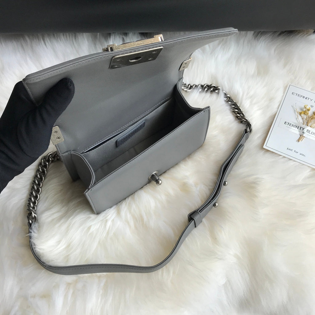 Chanel Le Boy Bag In Grey