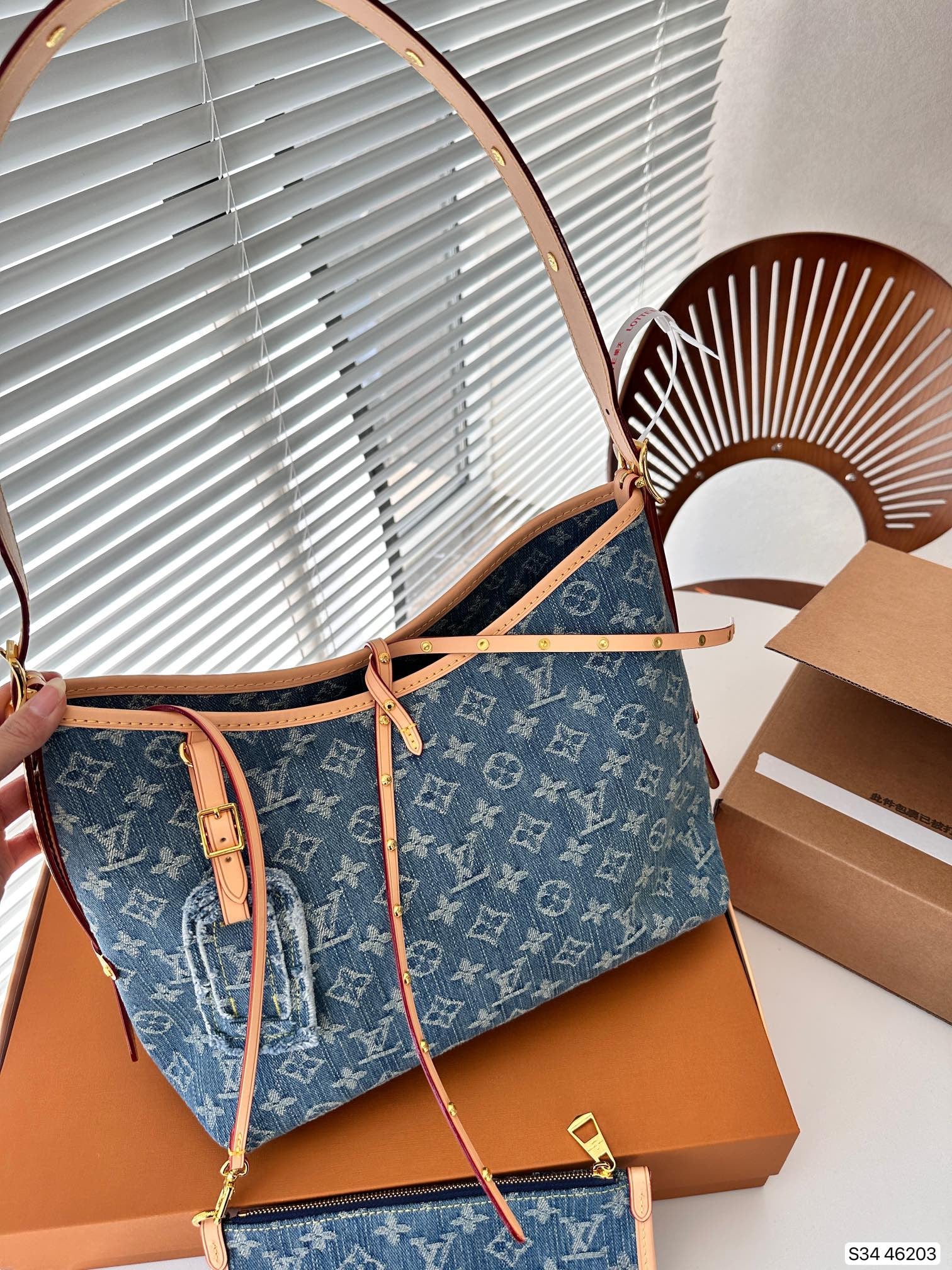 Geantă Louis Vuitton din denim