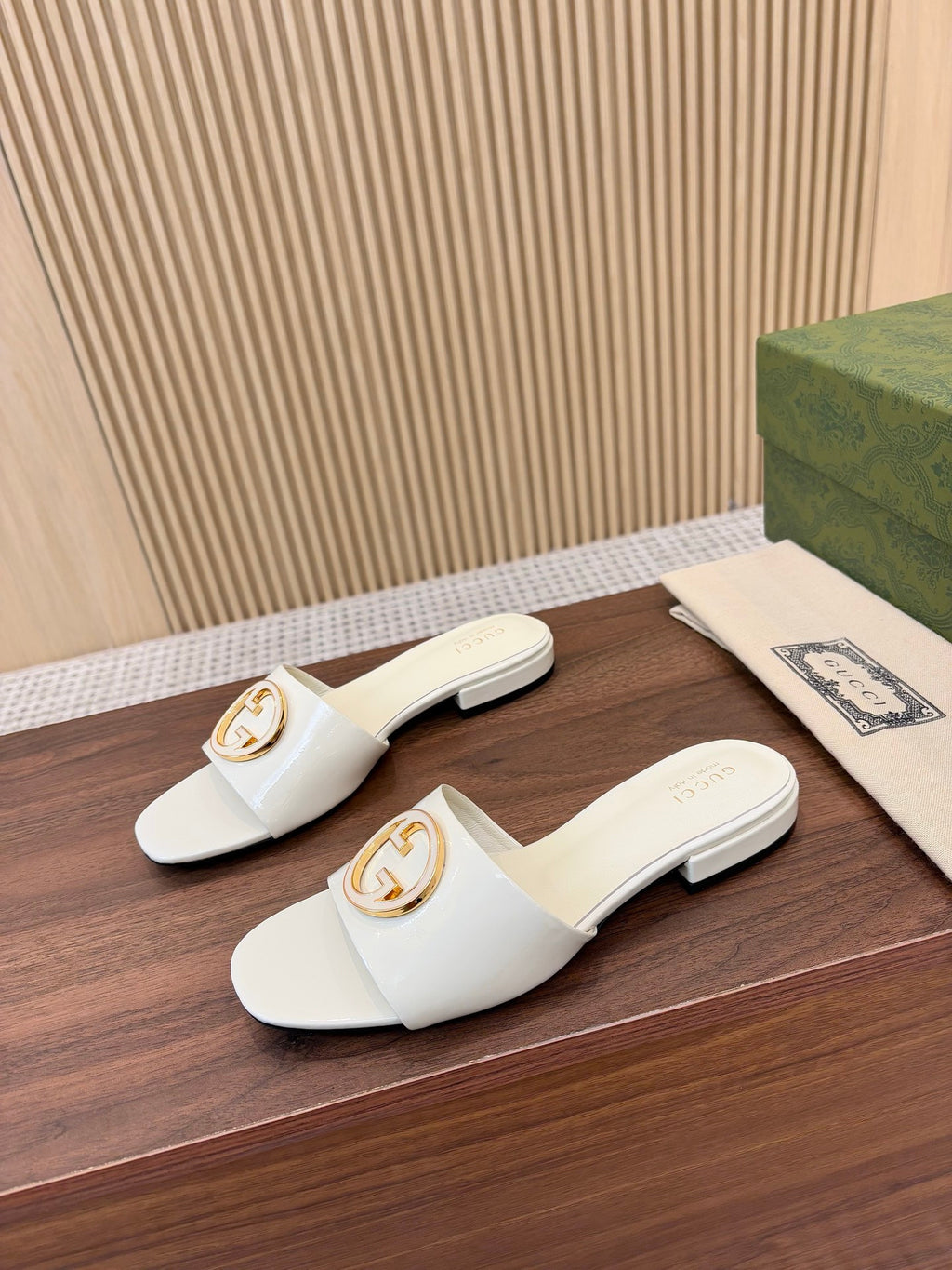 Papuci Gucci albi