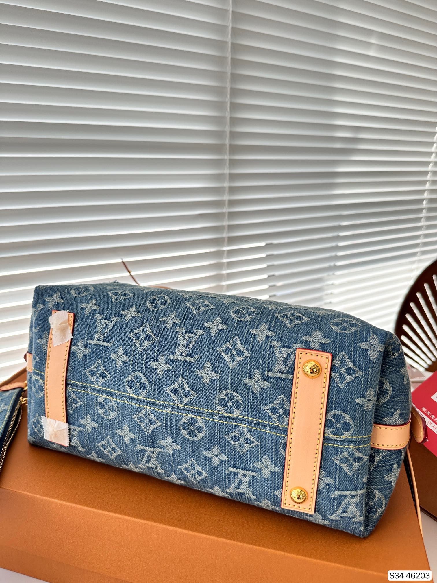 Geantă Louis Vuitton din denim
