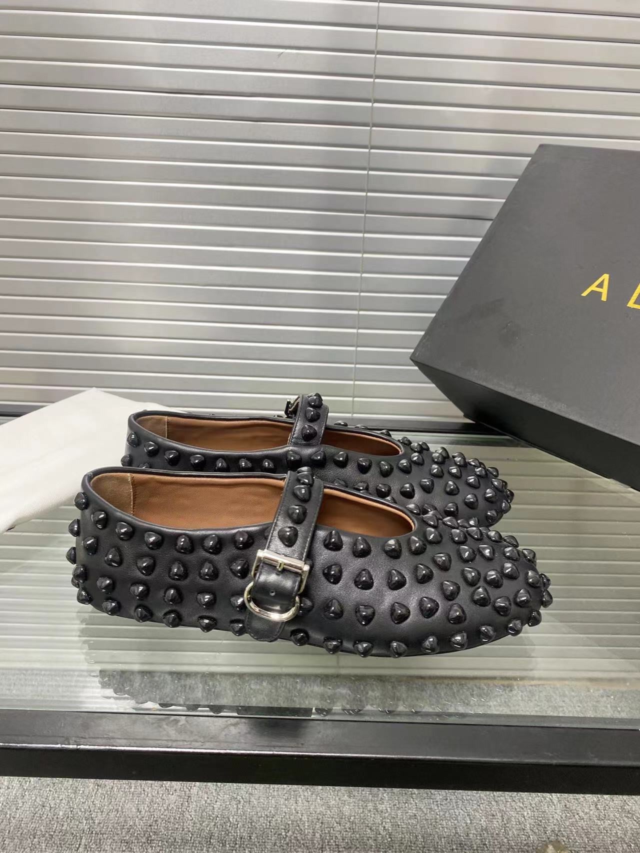 Alaia flats black
