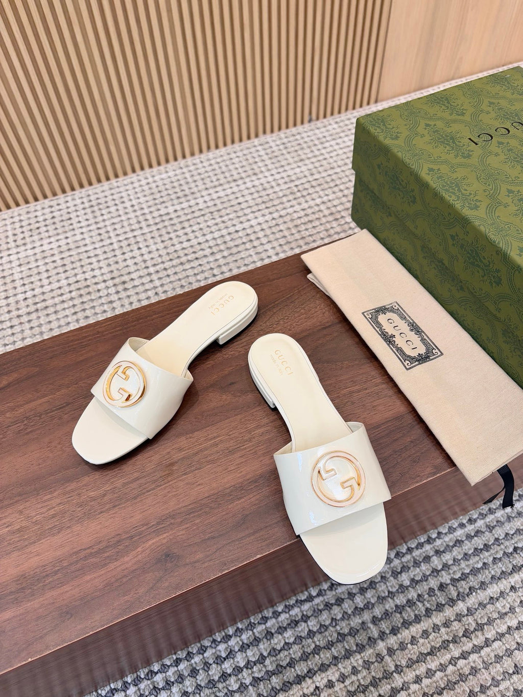 Papuci Gucci albi