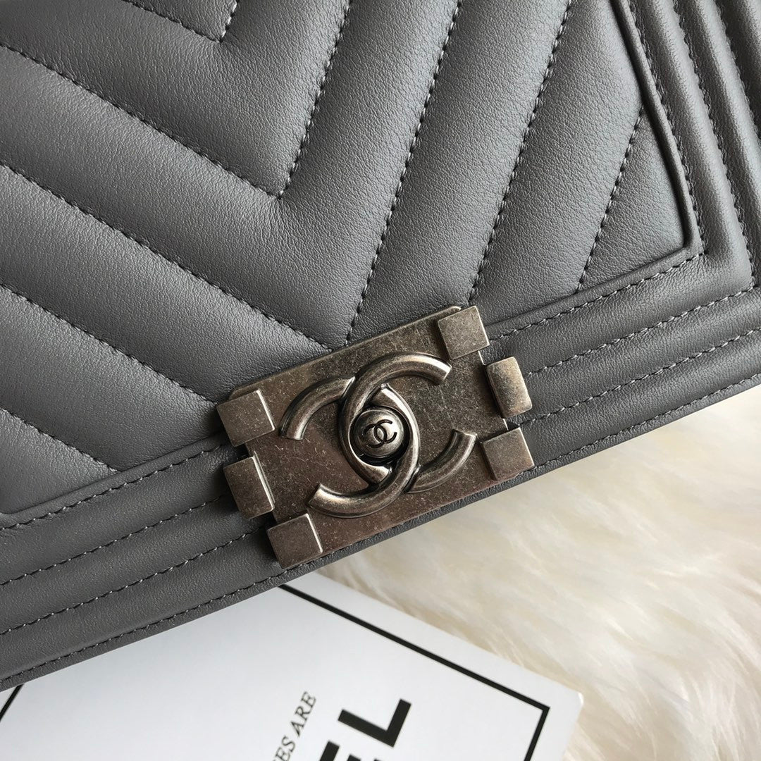 Chanel Le Boy Bag In Grey