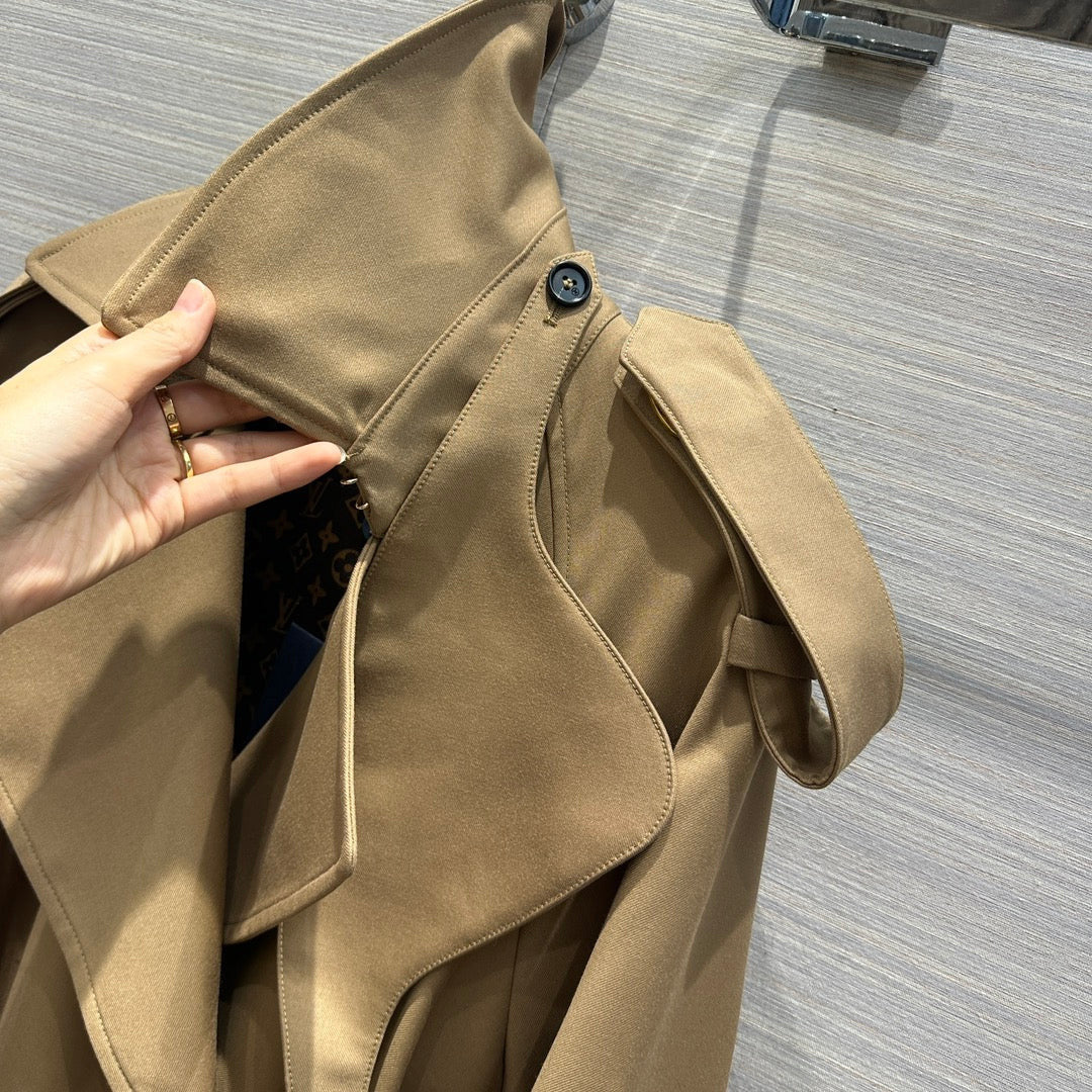 Louis Vuitton
 trench