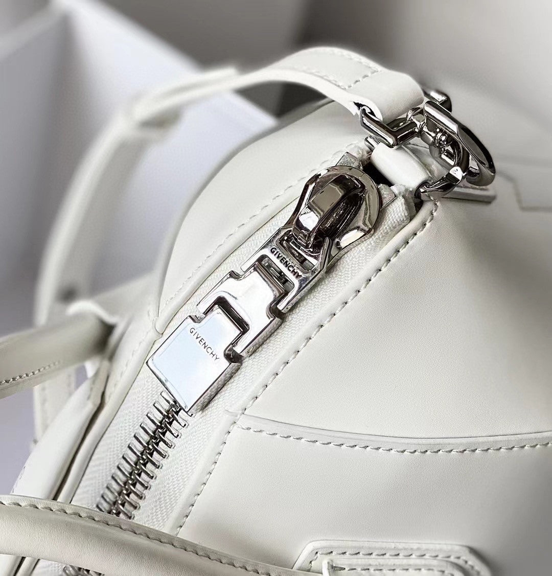 Givenchy Antigona bag white