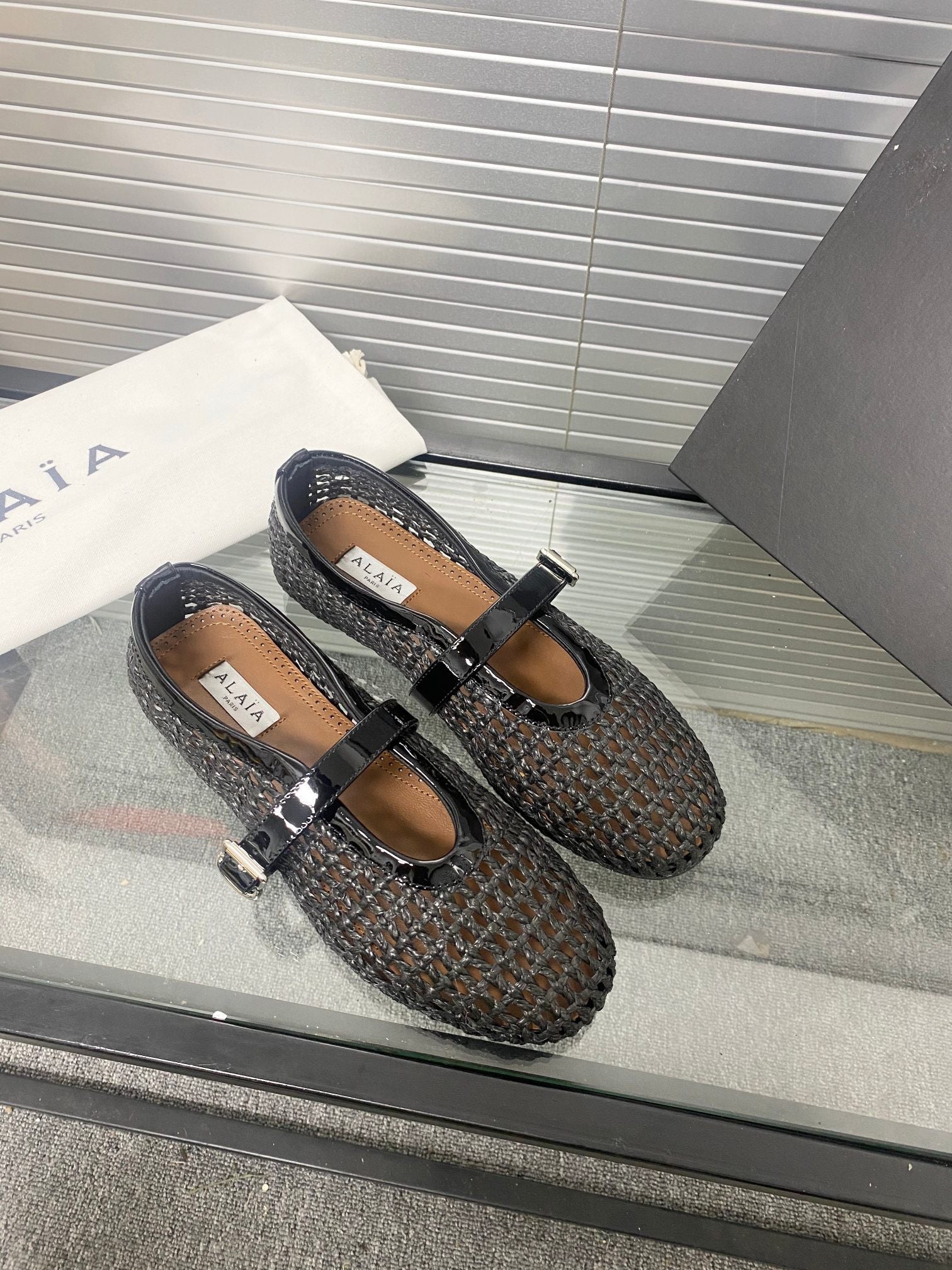 Alaia leather flats black